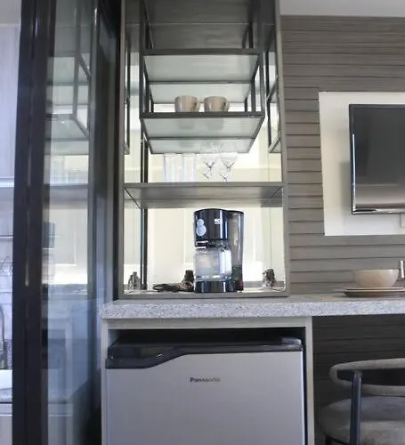Apartment Compact Near Ayala W Wifi Balcony
