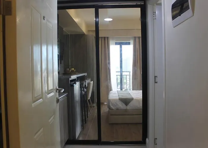 Compact Near Ayala W Wifi Balcony Apartment